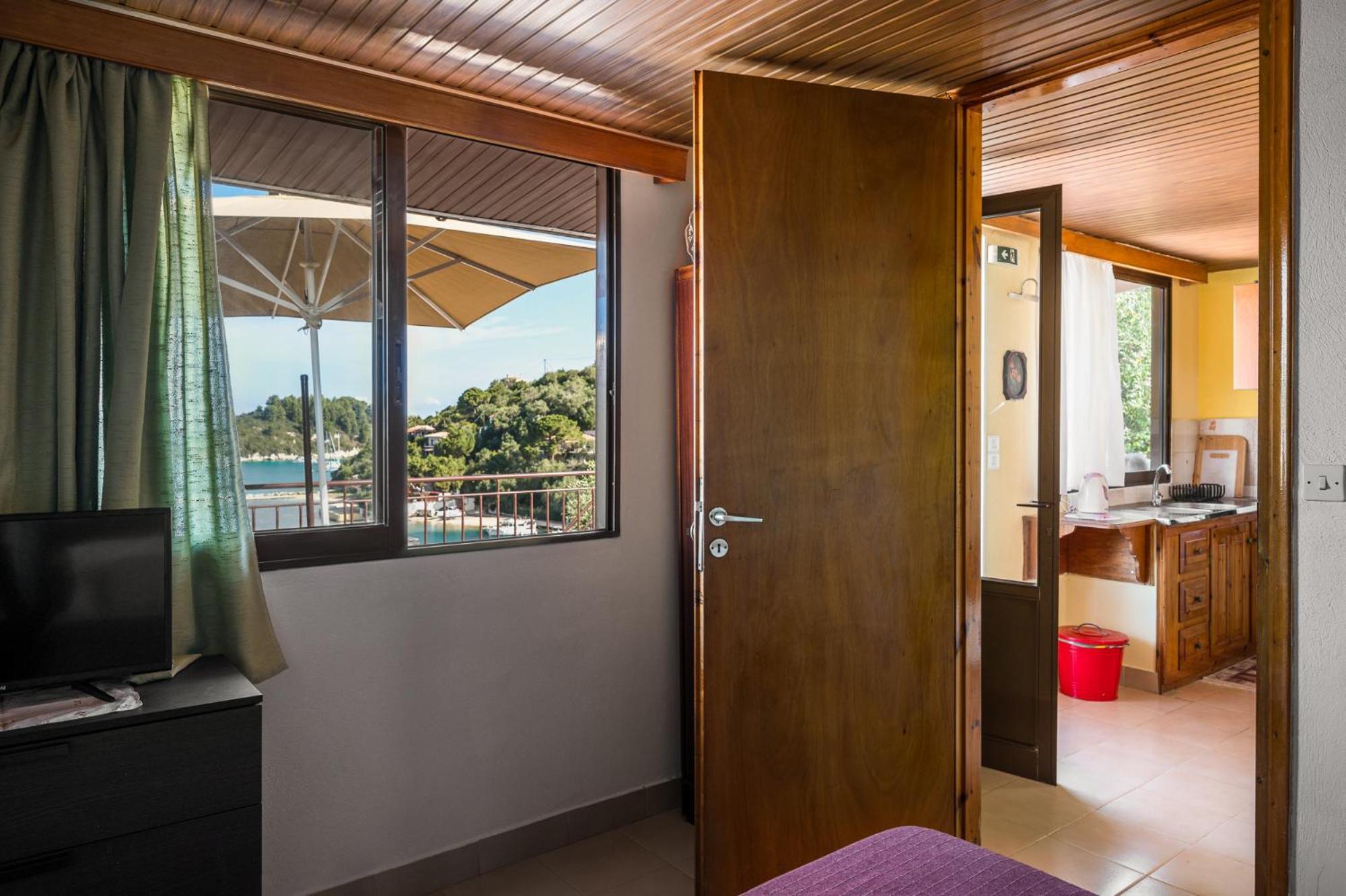 Agaloula Centrally Located Apartments, Lakka Екстериор снимка