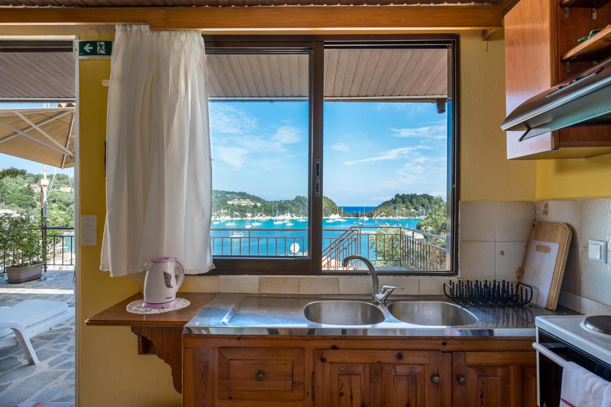 Agaloula Centrally Located Apartments, Lakka Екстериор снимка