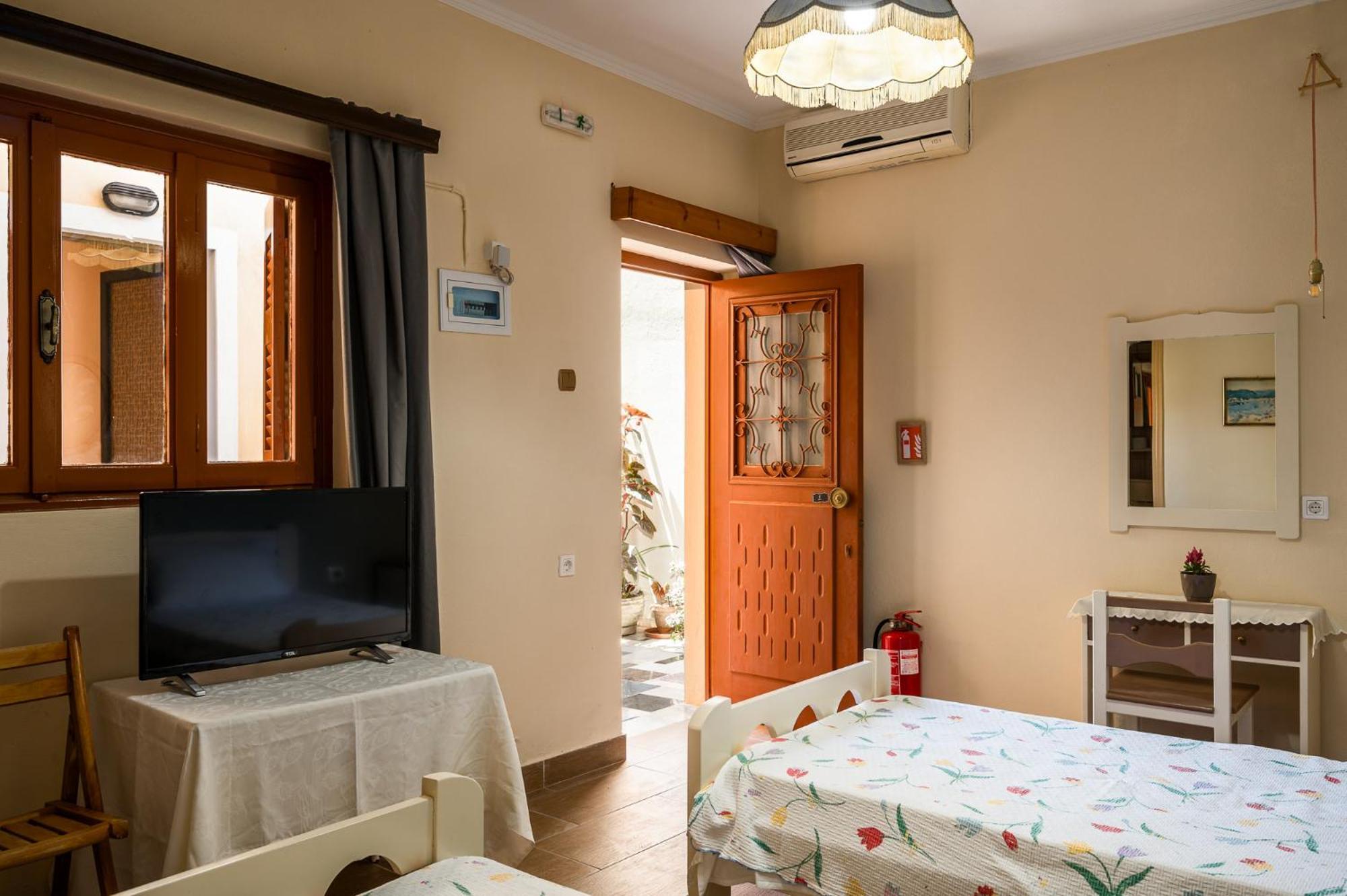 Agaloula Centrally Located Apartments, Lakka Екстериор снимка